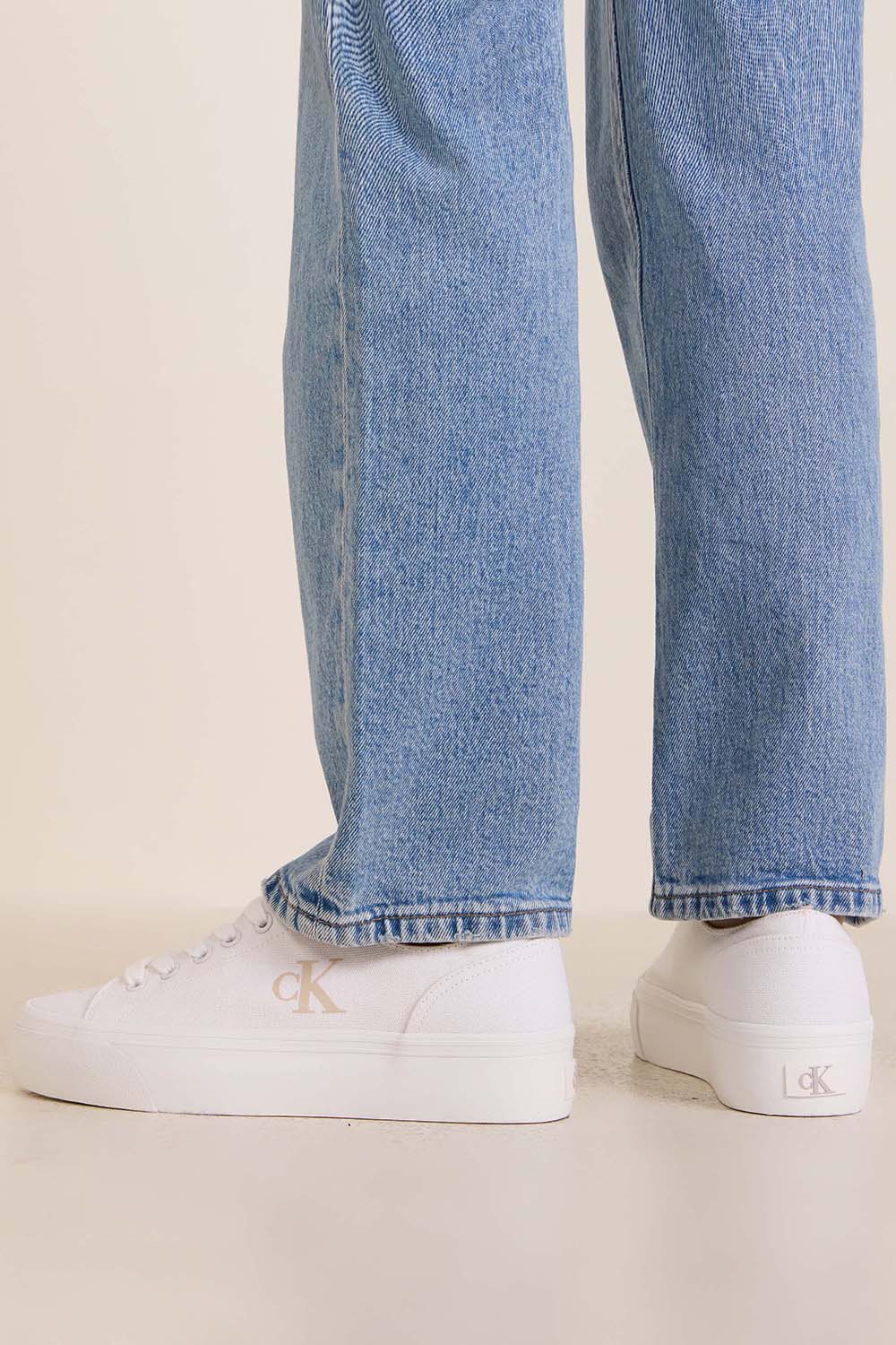 תמונת כל הלוק של נעלי סניקרס פלטפורמה